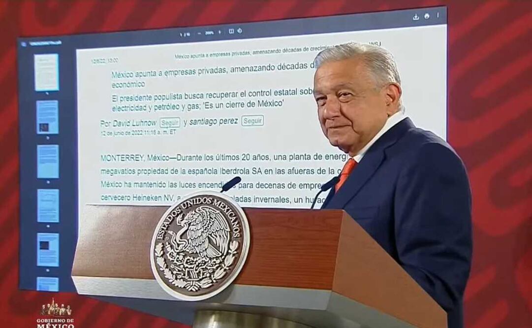 López Obrador exhibió en Palacio Nacional la publicación firmada por David Luhnow. Foto: Captura de pantalla