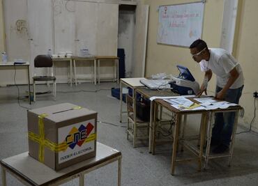 Colegios vacíos y denuncias sobre irregularidades marcan elecciones en Venezuela
