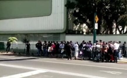 Llegan los primeros feligreses al AICM para esperar al Papa