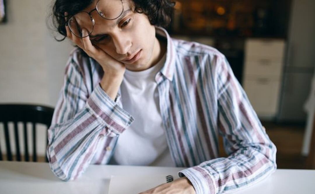 Cómo dejar de lado la preocupación según expertos de Harvard. Fuente: Freepik.