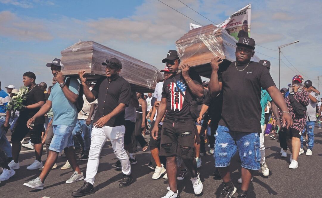 Familiares y amigos llevan los ataúdes de cuatro niños que desaparecieron tras jugar futbol en diciembre; fueron enterrados ayer en Guayaquil. Foto: de CÉSAR MUÑOZ. AP