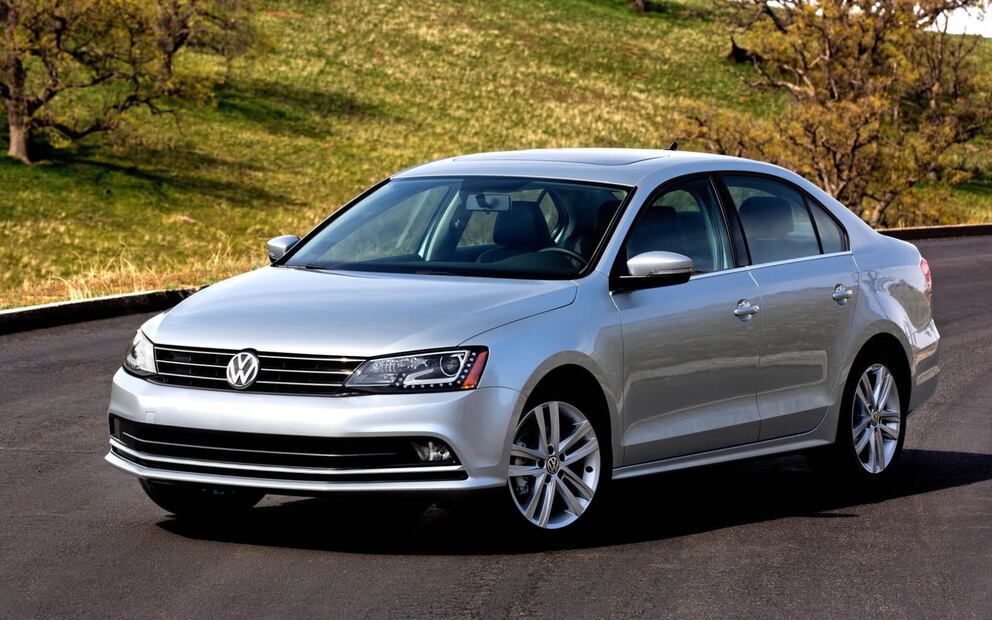 6. Volkswagen Jetta: 32 mil 858 unidades vendidas hasta agosto 2017.  Tiene un motor 2.0 litros de 115 hp y 124 lb-pie de torque, está acoplado a una caja manual de 5 velocidades o una Tiptronic 6 velocidades. También está disponible con un motor de 2.5 litros de cinco cilindros que desarrolla 170 hp y 177 lb-pie de torque, está acoplado auna caja Tiptronic 6 velocidades. Su precio inicia en  249 mil 990 pesos y termina en 362 mil 990 pesos.