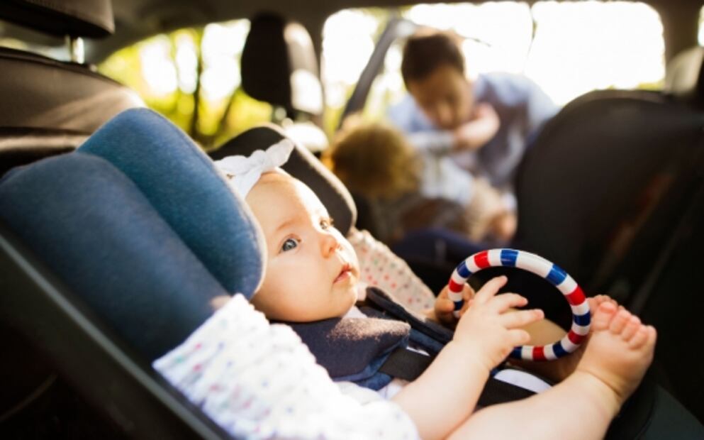 Por qué los aviones no tienen asientos encontrados, como los trenes