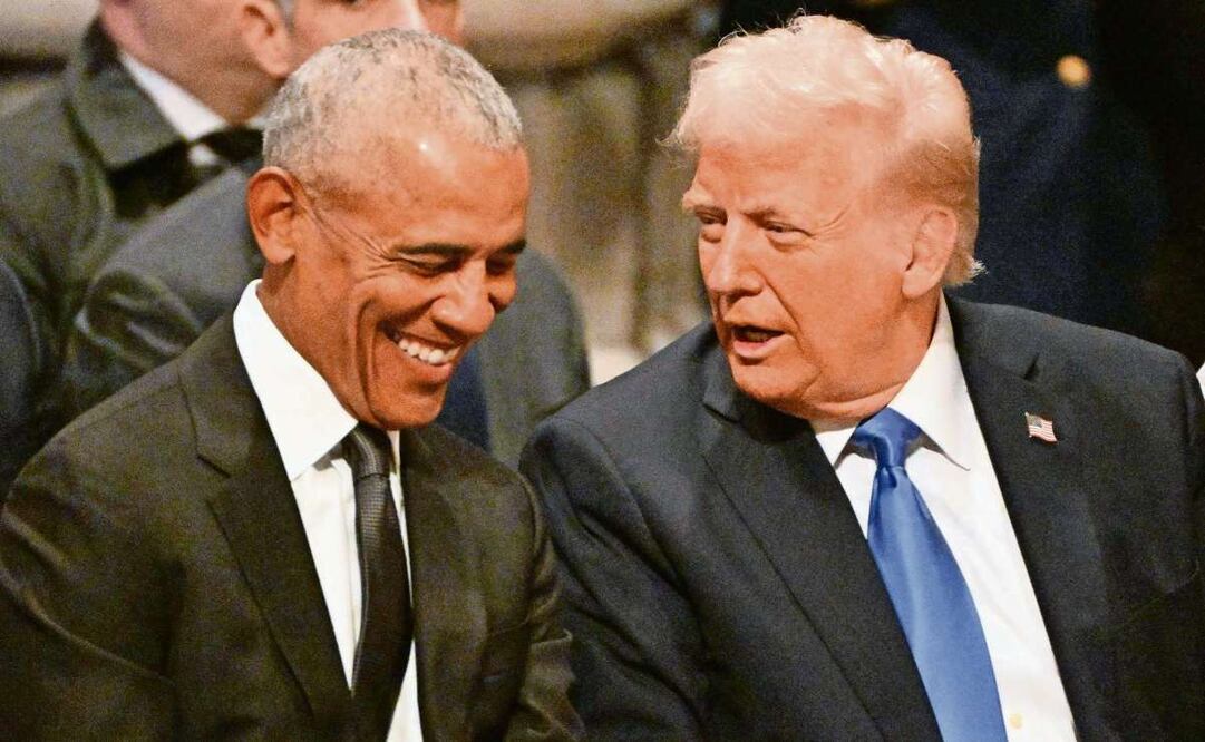 El expresidente estadounidense Barack Obama habla con el presidente electo Donald Trump antes del funeral de Estado del expresidente estadounidense Jimmy Carter en la Catedral Nacional de Washington, D.C., el 9 de enero de 2025. Foto: AFP