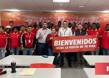 Femsa emplea a migrantes haitianos como cajeros en sus tiendas Oxxo