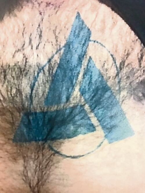 Creencias. El sujeto practica el cristianismo y dice pertenecer al Clan Celta, incluso tiene un tatuaje en el pecho como referencia a dicha religión. (CORTESÍA)