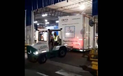 Sale de Argentina activo de la vacuna de AstraZeneca para ser envasado en México