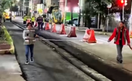 Trabajadores de la Secretaría de Obras repavimentan el carril de Línea 6 del Metrobús; labores nocturnas están por concluir, afirman