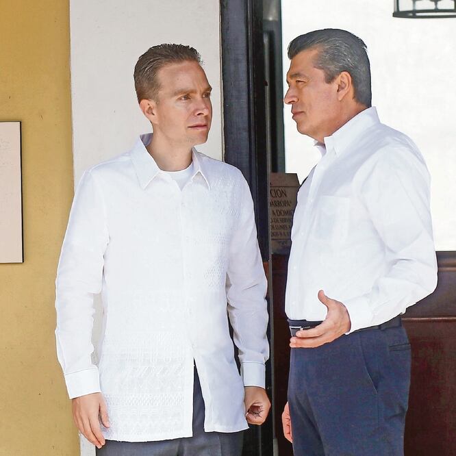 Esta es la segunda notaría que Manuel Velasco entrega al ex secretario General de Gobierno; la primera la recibió el hijo del ex funcionario. ARCHIVO EL UNIVERSAL