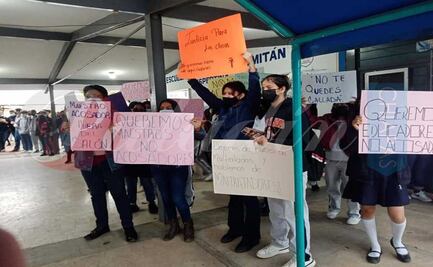 Alumnas se manifiestan por presunto acoso sexual de profesor de Chiapas