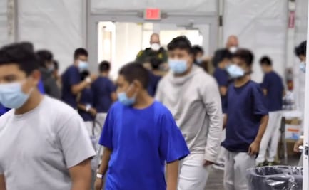 Gobierno de EU muestra primeros videos de niños migrantes detenidos bajo su custodia