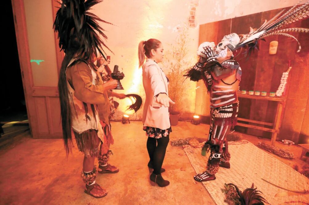 En un stand, chamanes recibieron a los invitados y les explicaron que la planta se usaba desde tiempos ancestrales para calmar dolores en el cuerpo. Foto/GERMÁN ESPINOSA. EL UNIVERSAL