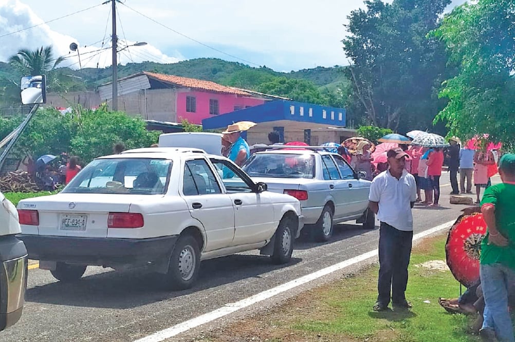 Campesinos inconformes, que exigían la entrega de fertilizantes, bloquearo n la carretera federal que conecta a la región centro con la Costa Chica. Foto/ESPECIAL