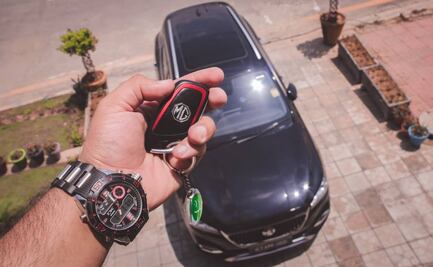 ¿Poner la llave de tu auto en la cabeza mejora la señal?