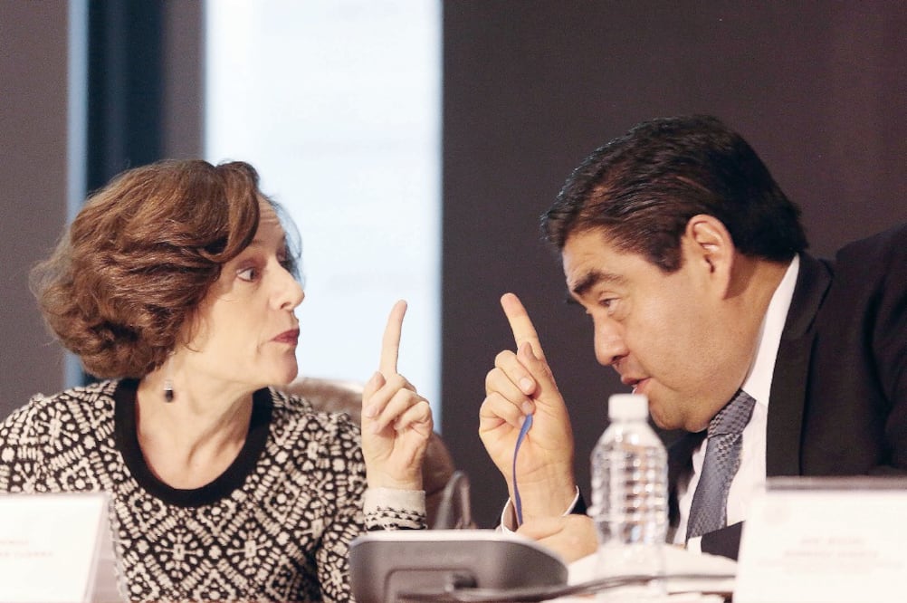 La politóloga Denise Dresser y el líder del PRD en el Senado, Miguel Barbosa, participaron en el foro Análisis de la integración de la Suprema Corte de Justicia (JUAN CARLOS REYES. EL UNIVERSAL)