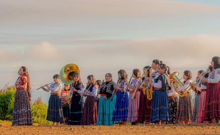 Con nueva canción, soprano mixe María Reyna honra al mezcal de Oaxaca
