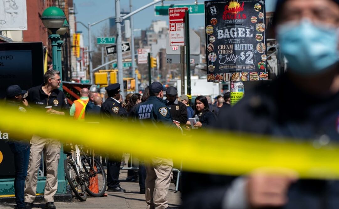 Miembros de la policía de Nueva York se reúnen en el lugar de un tiroteo en la estación de metro 36 St. Foto: AFP