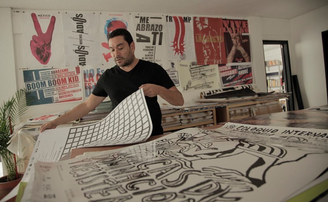 El diseñador Alejandro Magallanes en su estudio. Fotos: cortesía