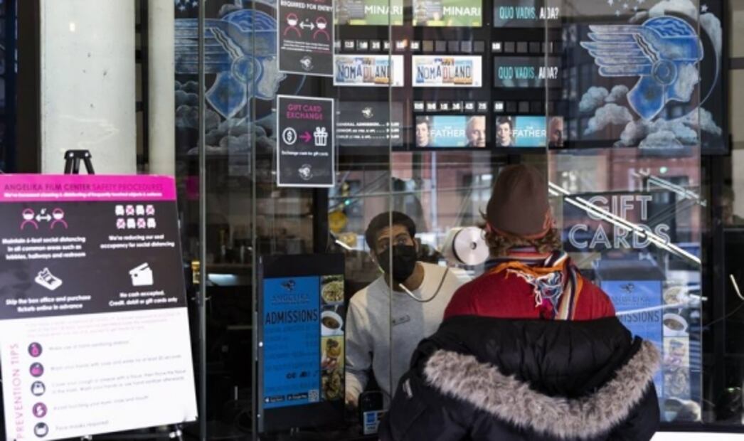 Reabren cines en Nueva York tras estar cerrados un año por el Covid-19