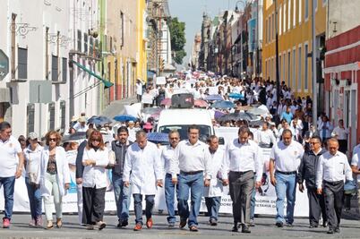 Médicos de Puebla denuncian plagios y extorsión