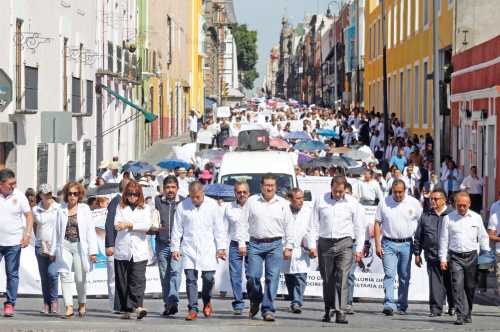 Empleados del Sindicato Nacional de Trabajadores de la Secretaría de Salud dicen que en algunos municipios sus agremiados han sido agredidos físicamente . (OMAR CONTRERAS. EL UNIVERSAL)