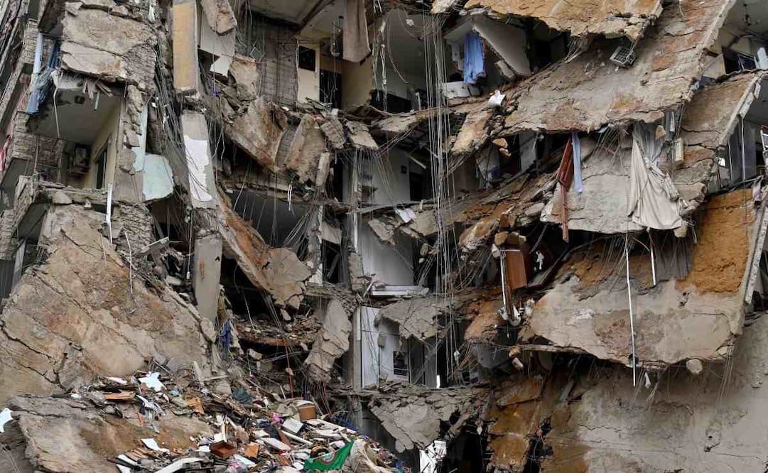 Los escombros de un edificio dañado tras un ataque aéreo israelí en la zona de Tayouneh, al sur de Beirut, Líbano, el 25 de noviembre de 2024. Según el Ministerio de Salud libanés, más de 3 mil 750 personas han muerto y más de 15 mil 600 han resultado heridas en el Líbano desde la Escalada de hostilidades entre Israel y Hezbolá. Foto: EFE