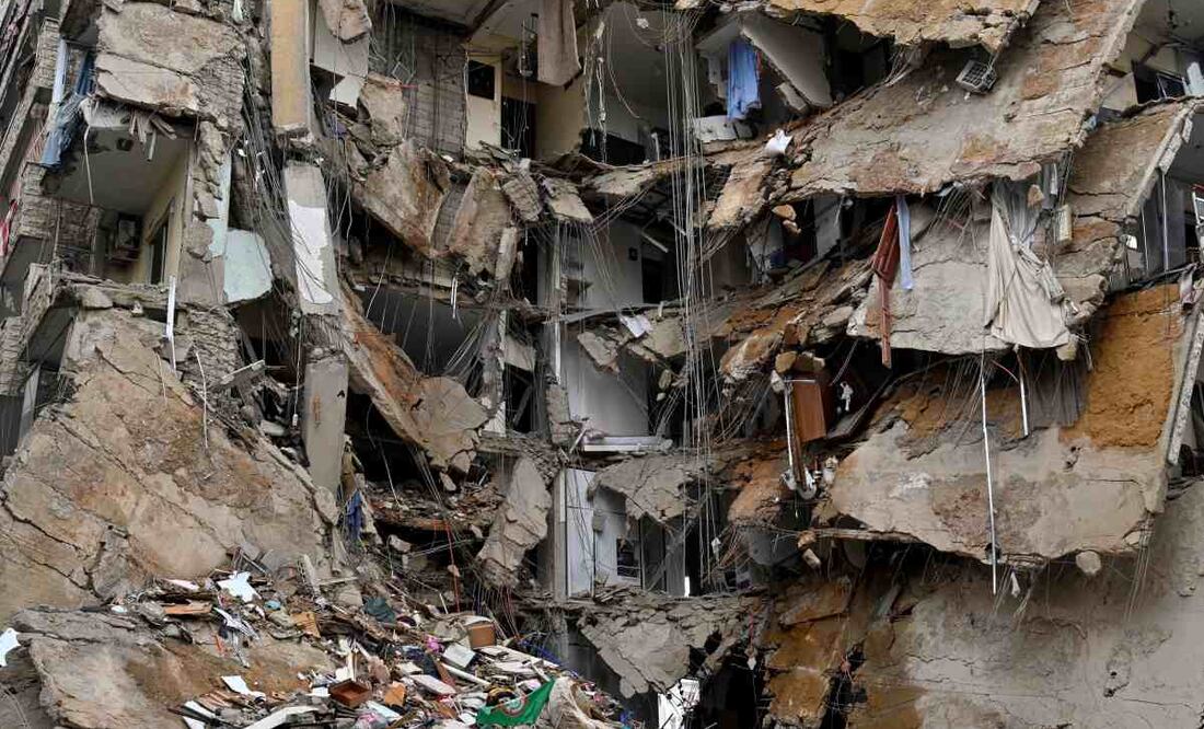 Los escombros de un edificio dañado tras un ataque aéreo israelí en la zona de Tayouneh, al sur de Beirut, Líbano, el 25 de noviembre de 2024. Según el Ministerio de Salud libanés, más de 3 mil 750 personas han muerto y más de 15 mil 600 han resultado heridas en el Líbano desde la Escalada de hostilidades entre Israel y Hezbolá. Foto: EFE