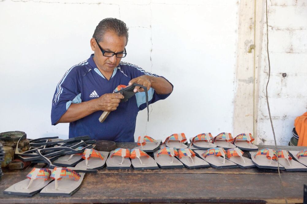 En uno de los talleres, antes del terremoto elaboraban al día más de 10 docenas de huaraches, después del sismo están produciendo tres docenas. (EDWIN HERNÁNDEZ. EL UNIVERSAL)