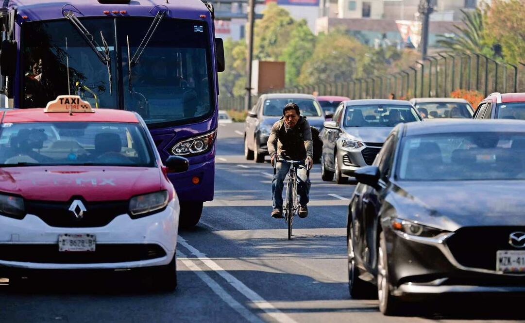 Los ciclistas que transitan por la Calzada de Tlalpan se enfrentan a diario con vehículos estacionados que obstruyen su paso, con obras públicas, peatones y hasta accidentes, lo que muchas veces los obliga a salir del espacio confinado para esquivar los obstáculos al ingresar a carriles centrales. (03/04/2025) Foto: Diego Simón | El Universal
