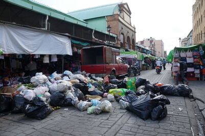 Comerciantes vuelven a bloquear vialidades con basura en Oaxaca