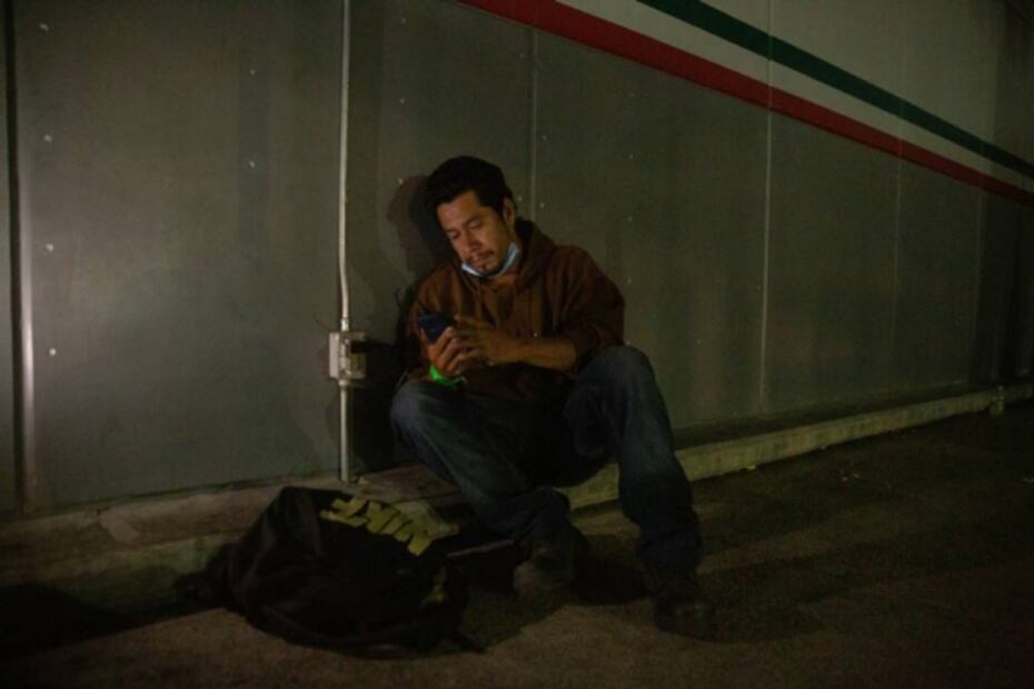 Deportados, sin dónde dormir y con sólo un ajo en la bolsa