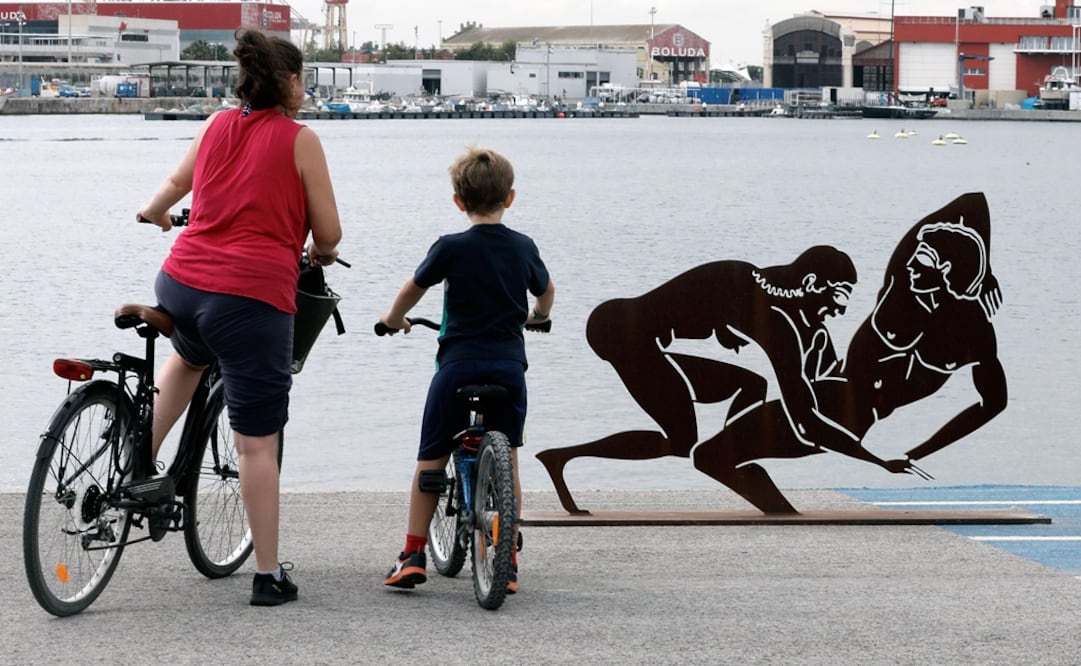Esculturas metálicas de reminiscencia griega con escenas sexuales muy detalladas, del artista alcoyano Antoni Miró. Foto: EFE/ Juan Carlos Cárdenas