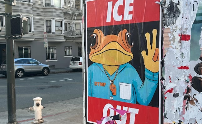 Carteles con el sapo concho de Bad Bunny aparecen en San Francisco contra el ICE días antes del Super Bowl
