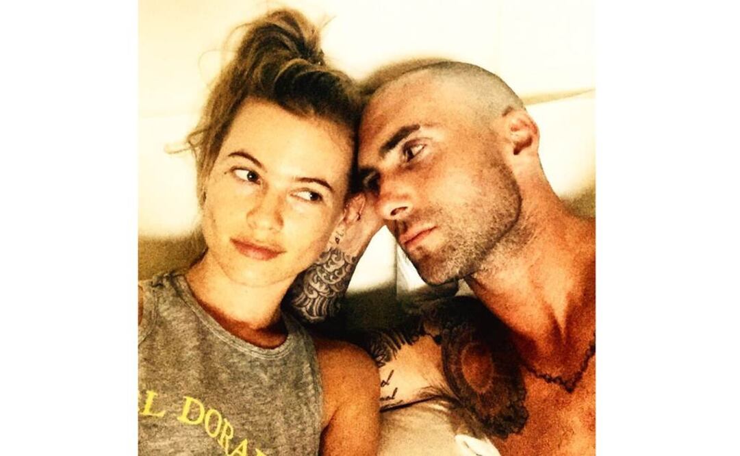 El intérprete posa junto a su esposa, la modelo Behati Prinsloo. FOTO: Instagram 