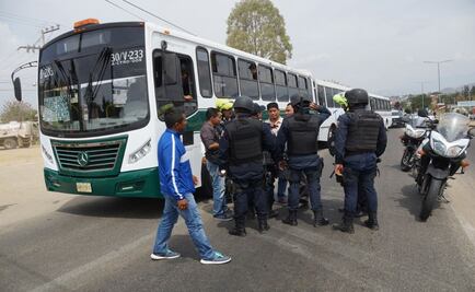 Normalistas de Oaxaca retoman movilizaciones; toman camiones