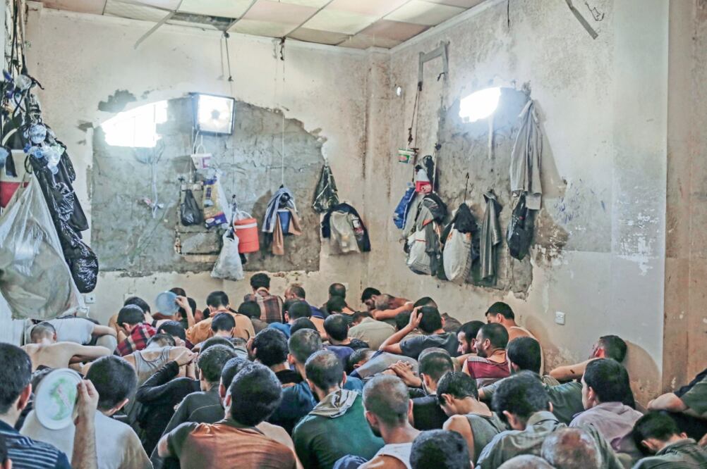 Milicianos del grupo Estado Islámico en una prisión al sur de Mosul, Irak, el martes pasado (BRAM JANSSEN. AP)