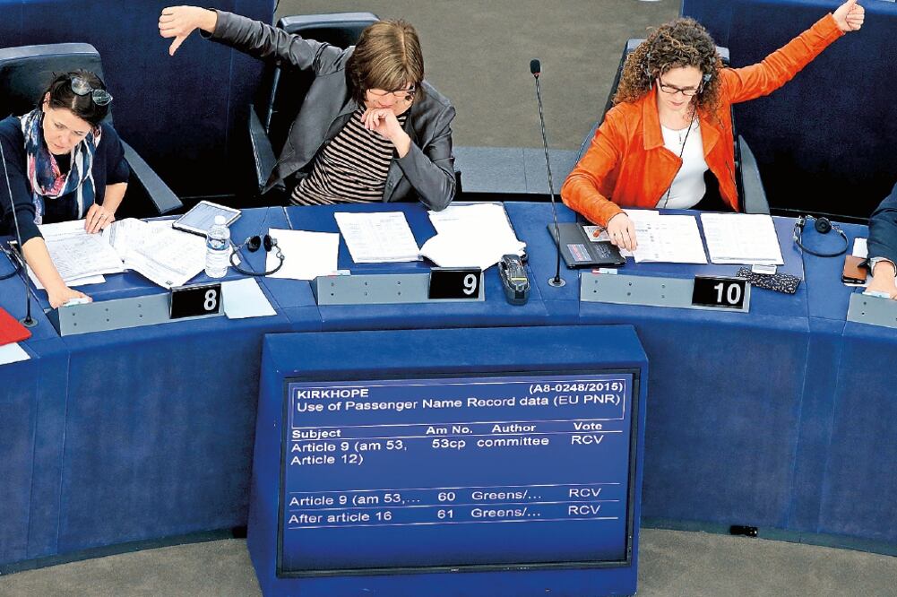Integrantes del Parlamento Europeo, durante la votación, ayer en Estrasburgo, de la norma sobre la compilación de datos de pasajeros aéreos (VINCENT KESSLER. REUTERS)