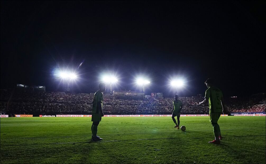 El estadio Alfonso Lastras quedó en penumbras en plano partido. FOTO: Imago7