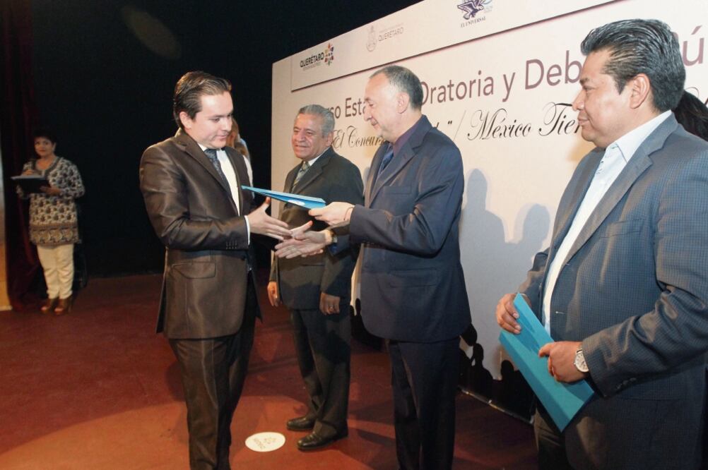 José Antonio Gurrea, director de EL UNIVERSAL Querétaro, entregó a Víctor Alfonso Cuevas Vega su constancia como ganador del concurso estatal (CÉSAR GÓMEZ. EL UNIVERSAL)