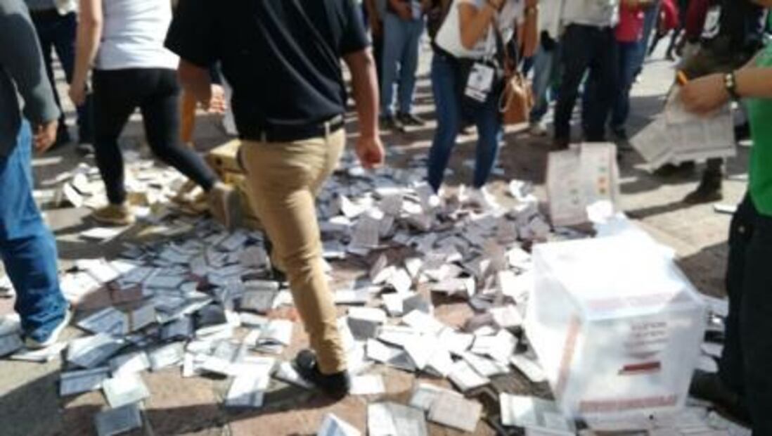 Se agotan boletas y ciudadanos "votan" en hojas blancas en SLP y Michoacán