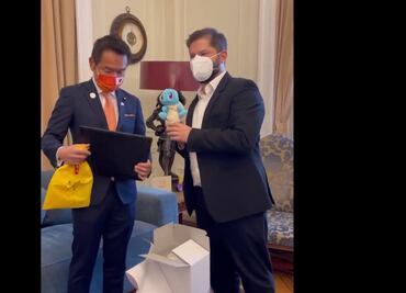 Gabriel Boric recibe muñeco de Pokémon y pokebola del ministro de Japón