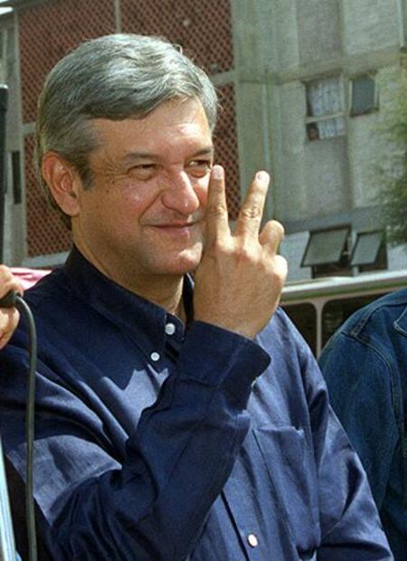 Del "gallito feliz" a la sobriedad, cambia AMLO de look