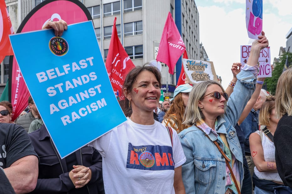 Miles de personas se manifestaron en Belfast contra el racismo y en favor de la calma, tras varios días de disturbios desatados por la difusión de un apuñalamiento en redes sociales (13/06/2026). Foto: AFP