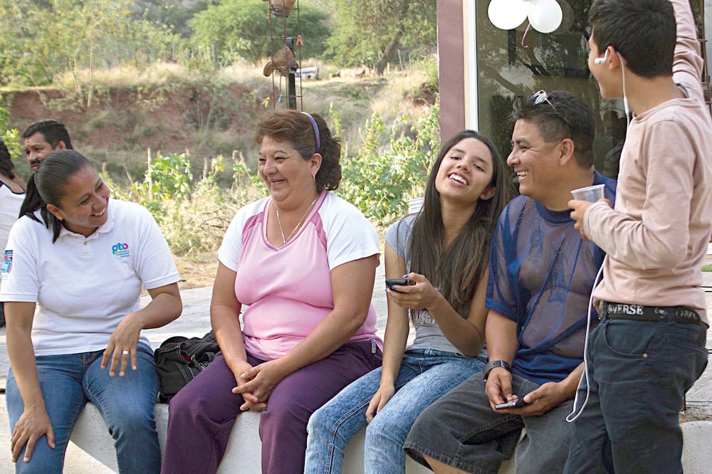 La menor (de blusa gris) fue llevada a Estados Unidos pues una mujer aseguraba que era su hija, sustraída en 2007 en Texas