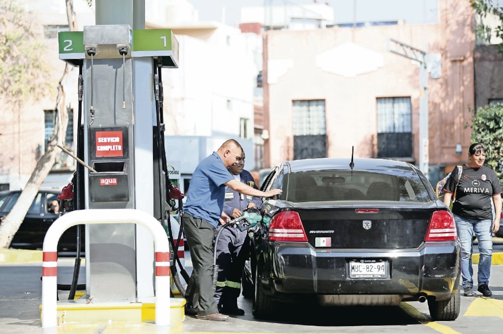 Académicos del CIDE calcularon que no aumentar el precio de las gasolinas en dos semanas tuvo un impacto de 20 mil millones de pesos en las finanzas. (ARCHIVO EL UNIVERSAL)