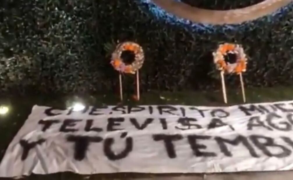 Porra del Cruz Azul coloca manta en Coapa: 'Chespirito muerto, Televisa agoniza y tu tiemblas'