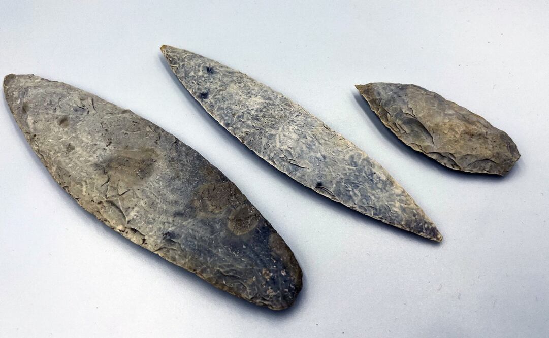 En la imagen se muestra dos cuchillos de sílex y una punta encontrados en una plataforma de depósitos semisubterráneos en la zona arqueológica Kulubá, del municipio de Tizimín, Yucatán (México). Foto: EFE/ Martha López, archivo EL UNIVERSAL.