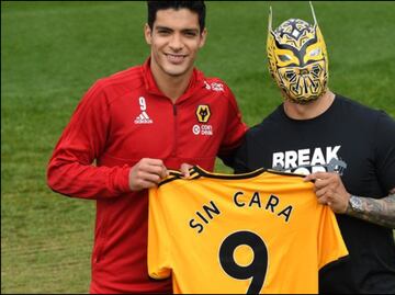 Sin Cara visita a Raúl Jiménez y los Wolves