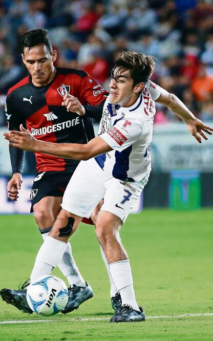 El tuzo Rodolfo Pizarro sufrió con la pegajosa marca atlista (DANIEL CÁRDENAS. IMAGO7)