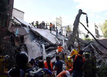 Constructoras apoyan en rescate y remoción de escombros tras sismo